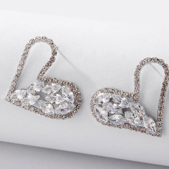 NEW 925 NEEDLE RHINESTONE HEART STUDS - Picture 1 of 12